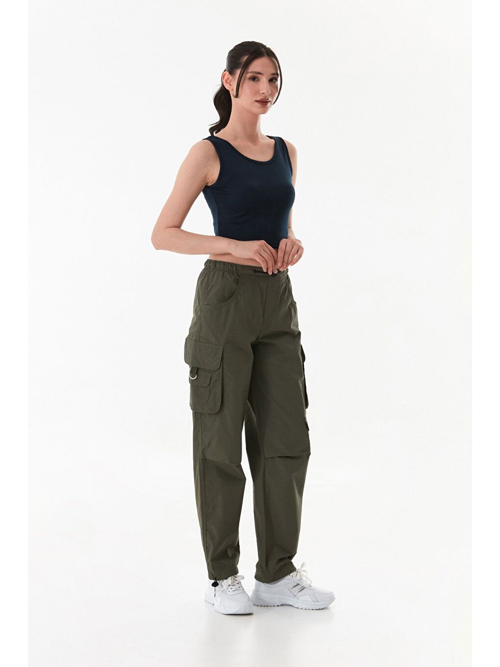 Haki Beli Ve Paçası Stoperli Kargo Cepli Paraşüt Kumaş Pantolon