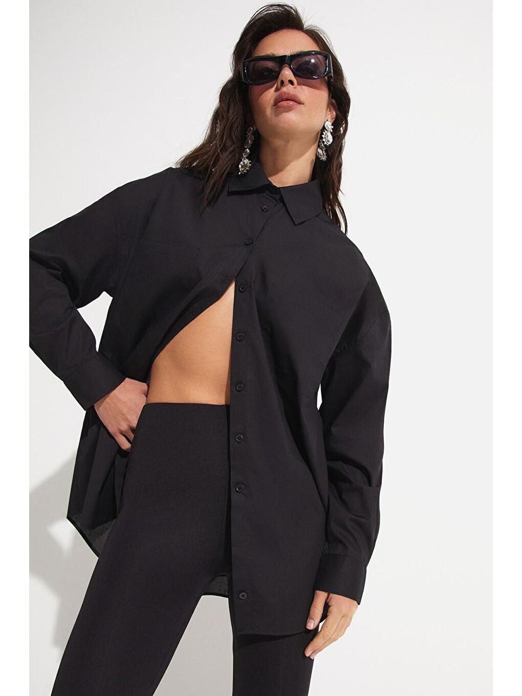 Cep Detaylı Siyah Pamuk Gömlek-1