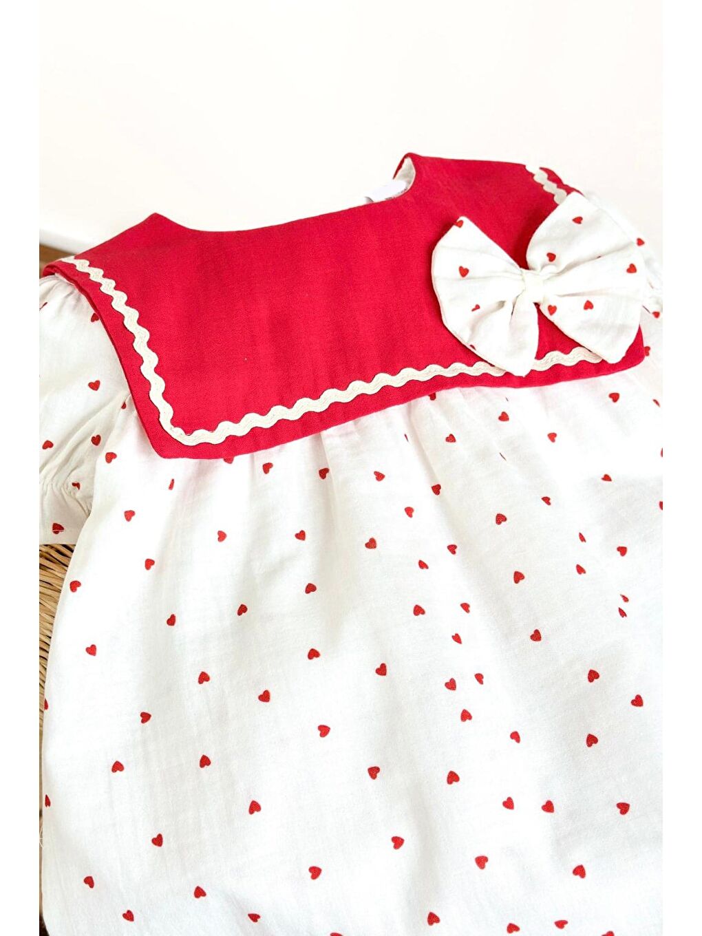 Beyaz Kız Çocuk Pamuklu Kırmızı Kalp Desenli Fiyonk Detaylı Müslin Elbise-3