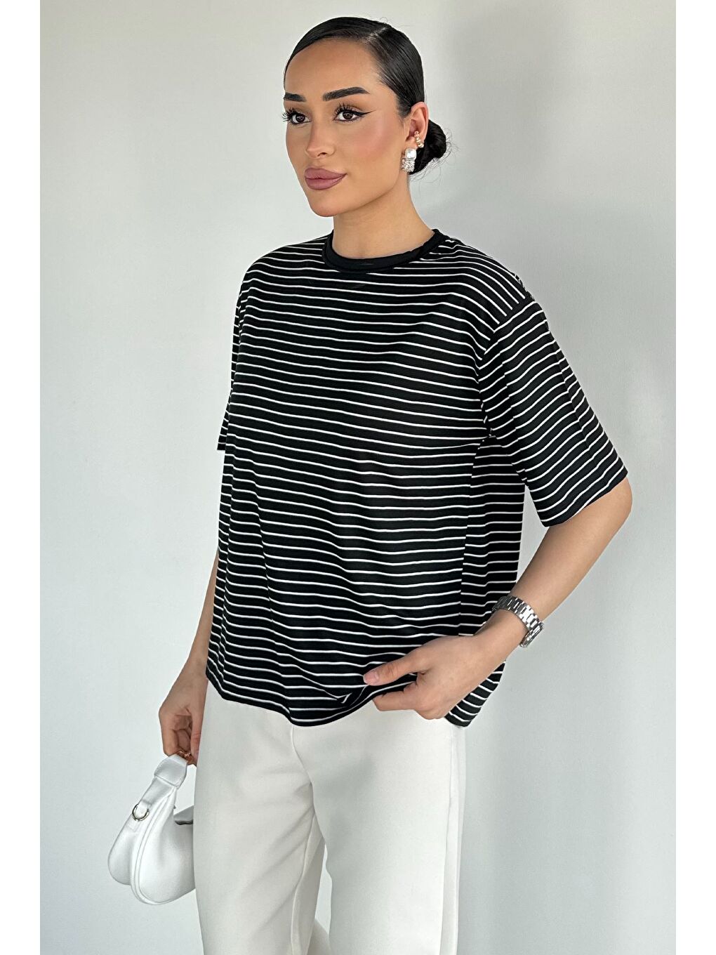 Siyah Kadın Bisiklet Yaka Çizgi Desenli Tişört-1