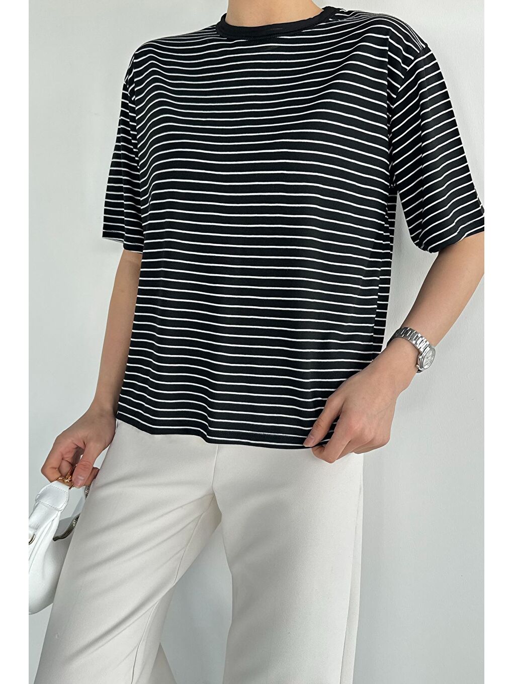 Siyah Kadın Bisiklet Yaka Çizgi Desenli Tişört-2