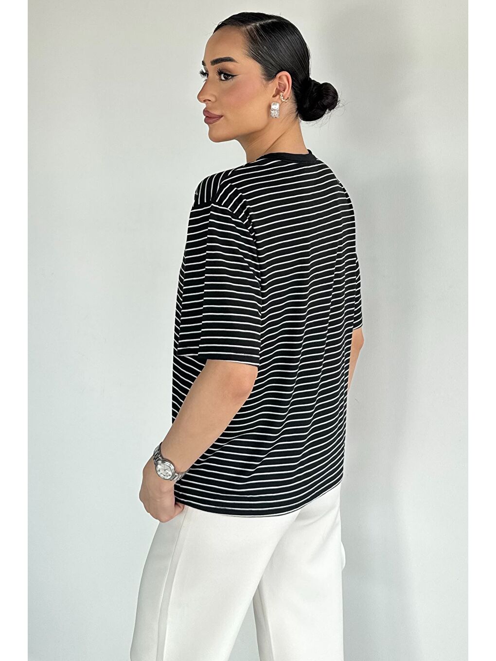 Siyah Kadın Bisiklet Yaka Çizgi Desenli Tişört-3