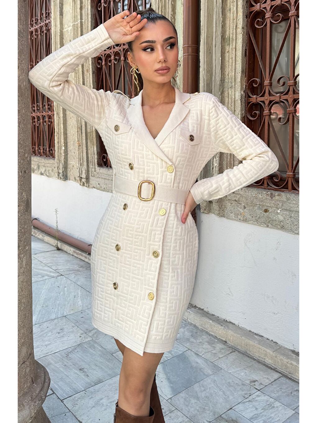 Ekru Kemerli Düğme Detaylı Triko Elbise