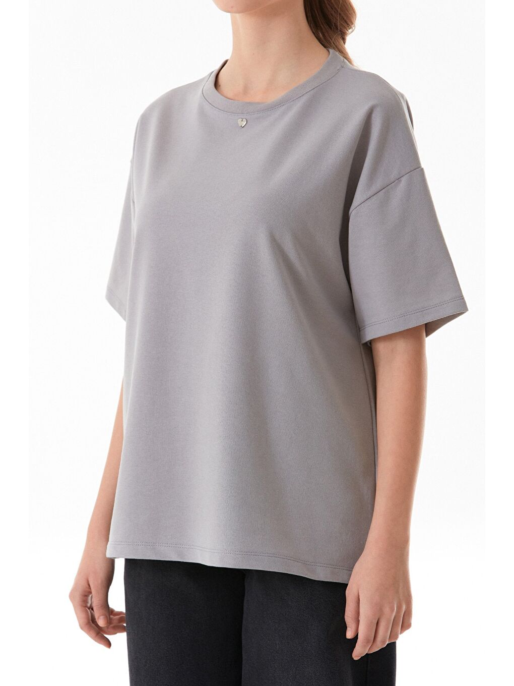 Gri Kalp Aksesuarlı Oversize Tişört-4