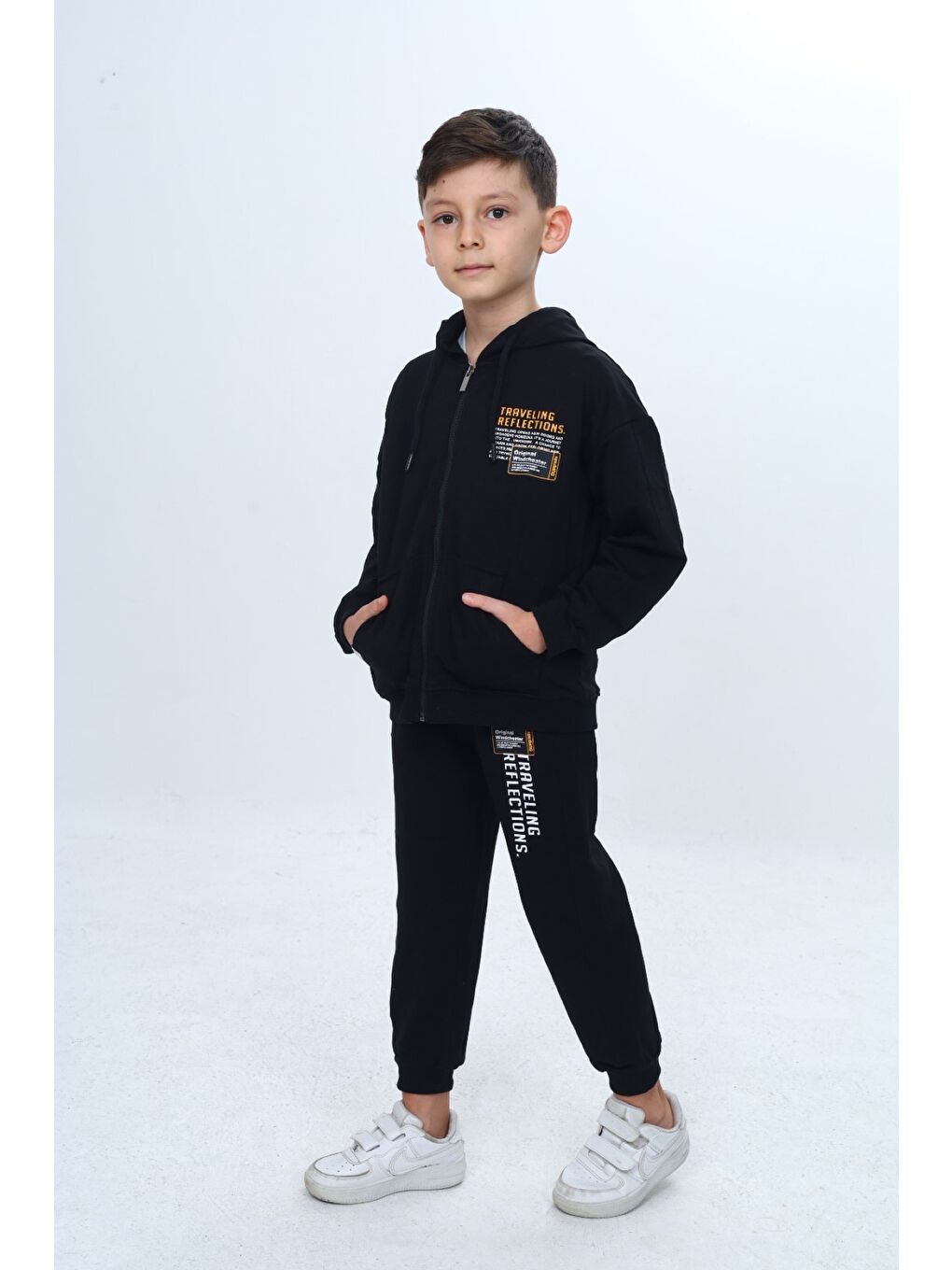 Siyah Erkek Çocuk 2'li Takım Baskılı Kapüşonlu Fermuarlı Sweatshirt & Beli Paçası Lastikli Cepli Jogger Eş-1