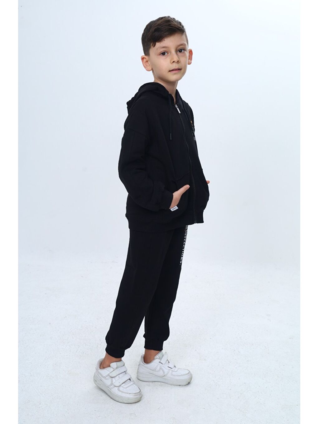 Siyah Erkek Çocuk 2'li Takım Baskılı Kapüşonlu Fermuarlı Sweatshirt & Beli Paçası Lastikli Cepli Jogger Eş-2