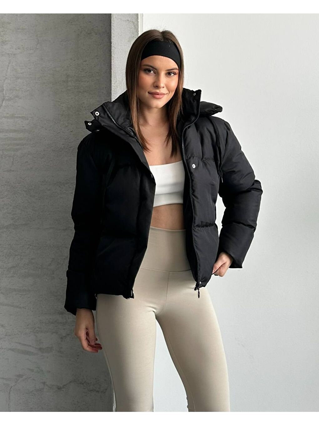 Siyah Kapüşonlu Yaka Bağcıklı Micro Şişme Mont