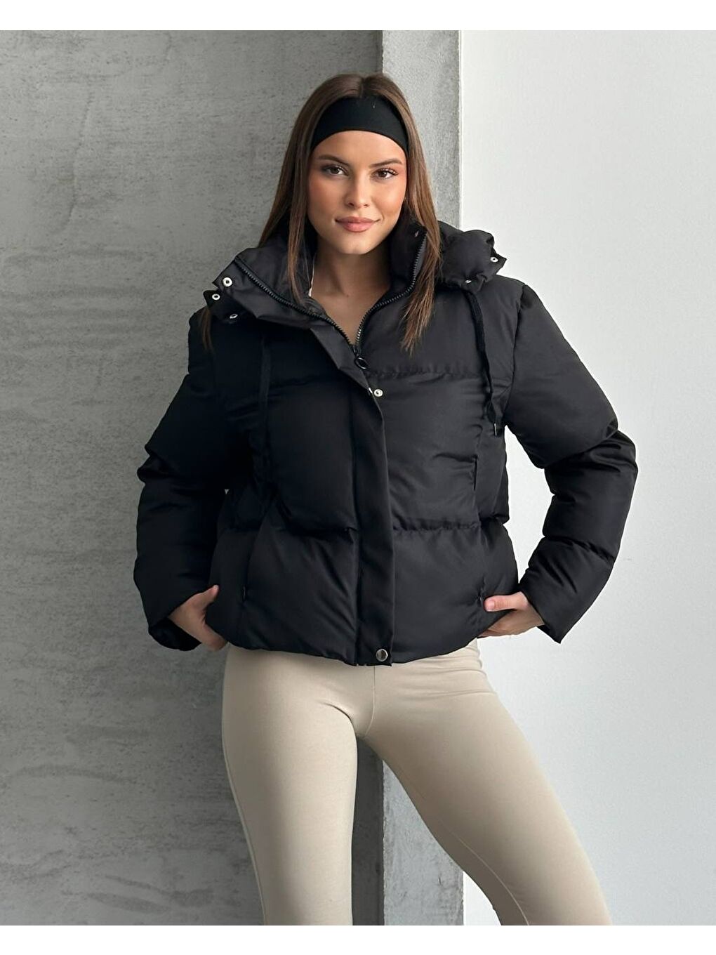 Siyah Kapüşonlu Yaka Bağcıklı Micro Şişme Mont-1