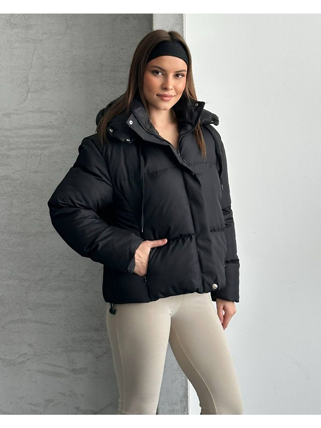 Siyah Kapüşonlu Yaka Bağcıklı Micro Şişme Mont-2