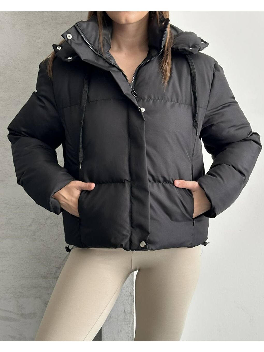 Siyah Kapüşonlu Yaka Bağcıklı Micro Şişme Mont-3