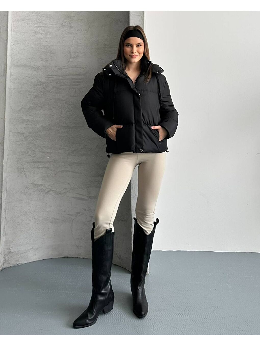 Siyah Kapüşonlu Yaka Bağcıklı Micro Şişme Mont-4