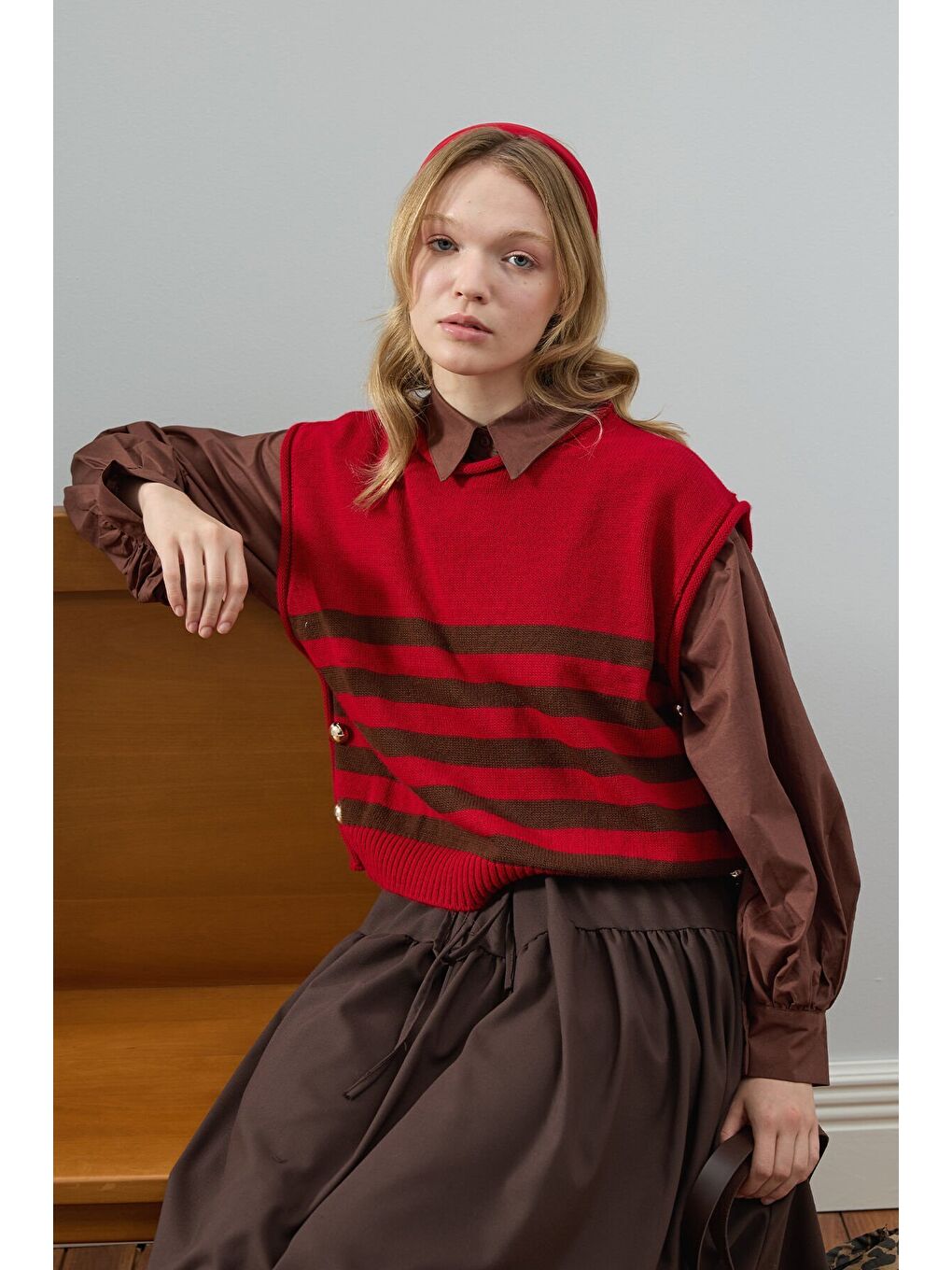 Kırmızı Çizgi Detaylı Süveter