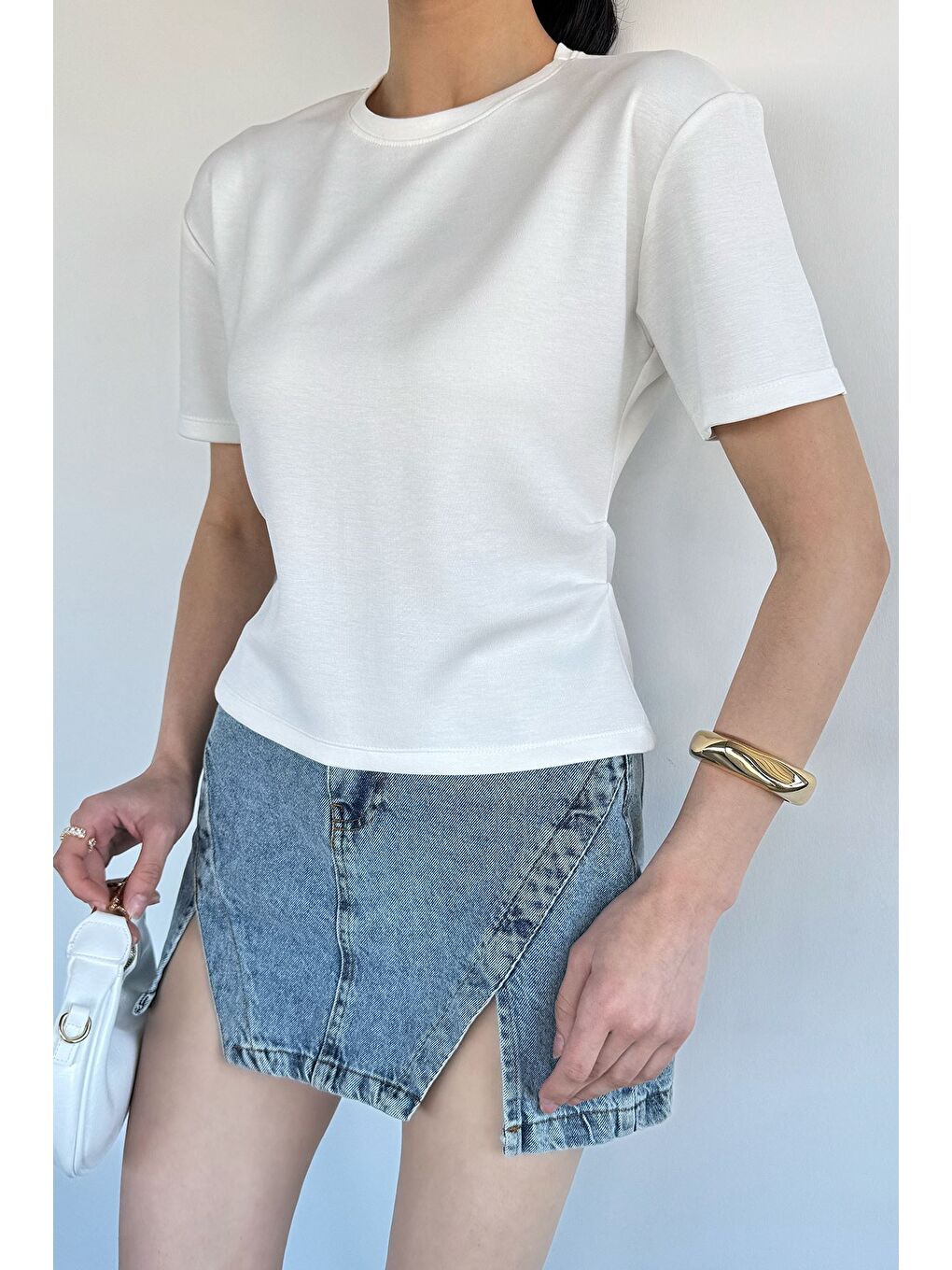 Ekru Kadın Bisiklet Yaka Yan Büzgü Detaylı Tişört-1