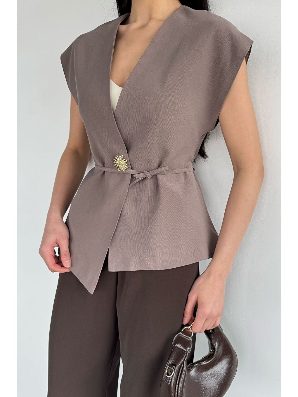 Bej Kadın Bel Bağlamalı Gold Düğmeli Yelek