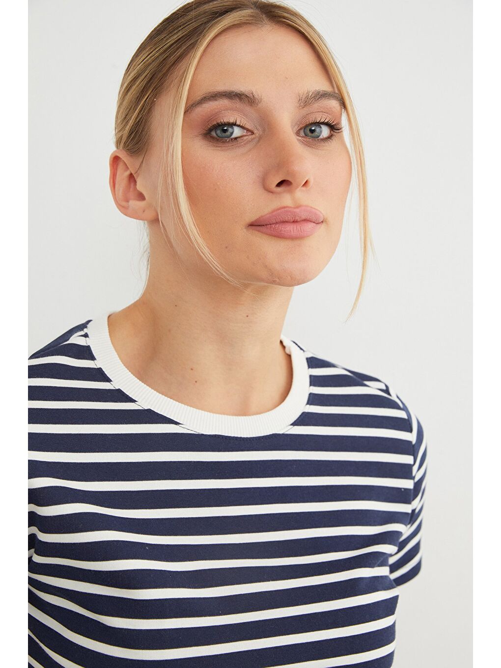Lacivert Çizgili Bisiklet Yaka Mevsimlik Crop Tişört-2
