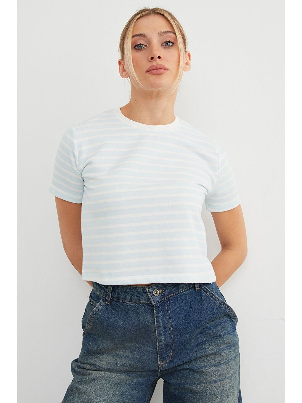 Mavi Çizgili Bisiklet Yaka Mevsimlik Crop Tişört-3