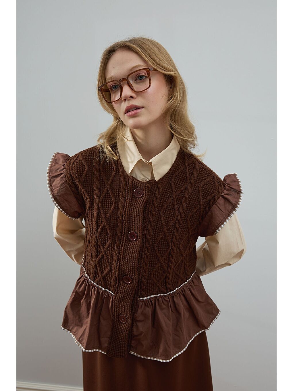 Kahverengi Acı Kahve Fırfırlı Triko Yelek-1