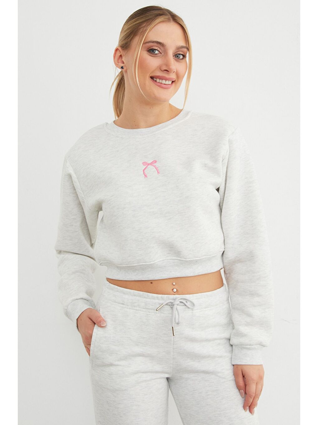 Gri 3 İplik Fiyonk Nakışlı Crop Sweatshirt