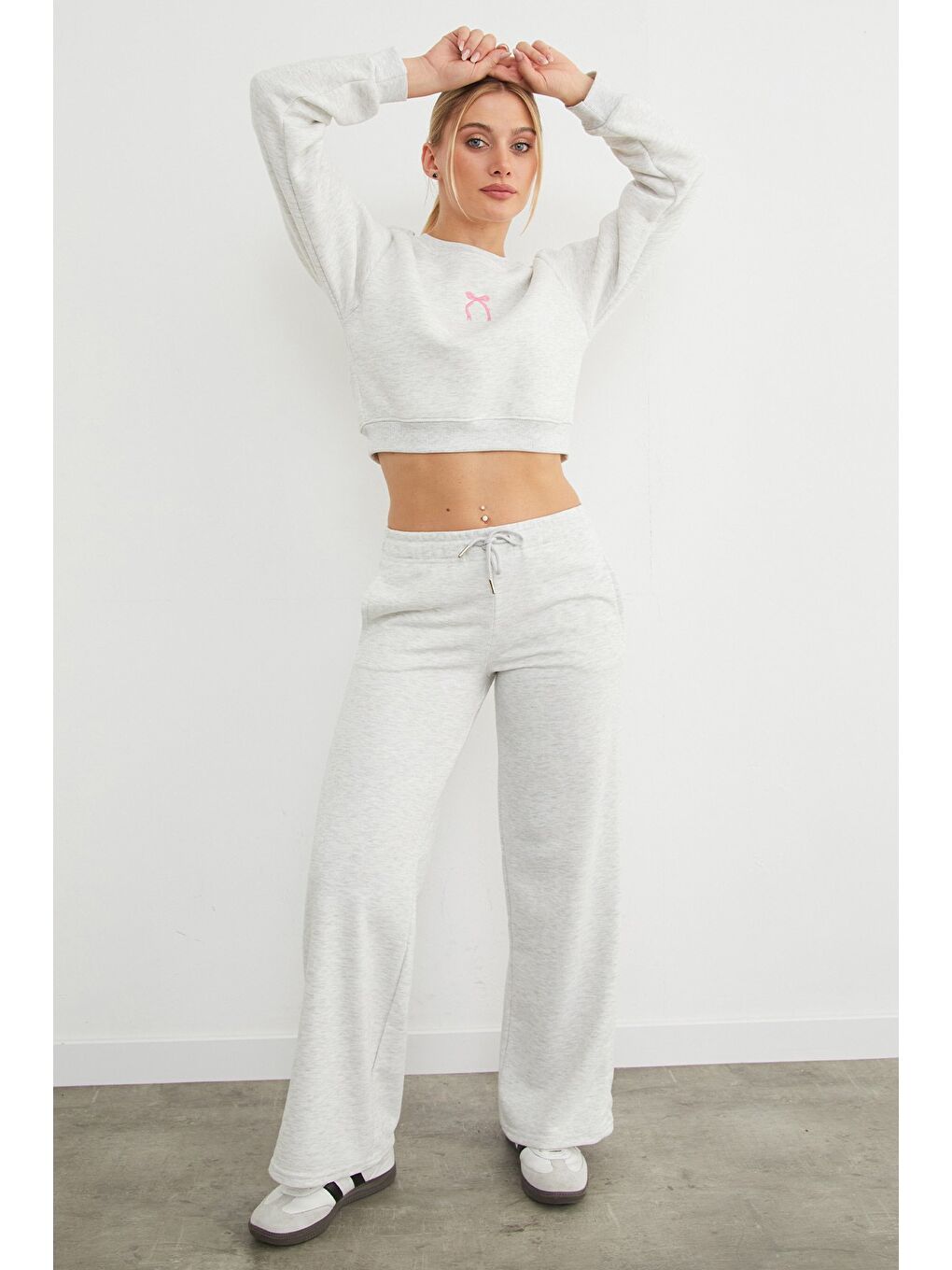 Gri 3 İplik Fiyonk Nakışlı Crop Sweatshirt-1