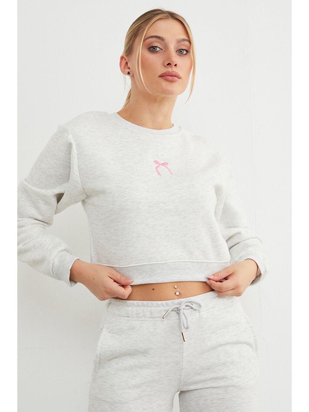 Gri 3 İplik Fiyonk Nakışlı Crop Sweatshirt-3
