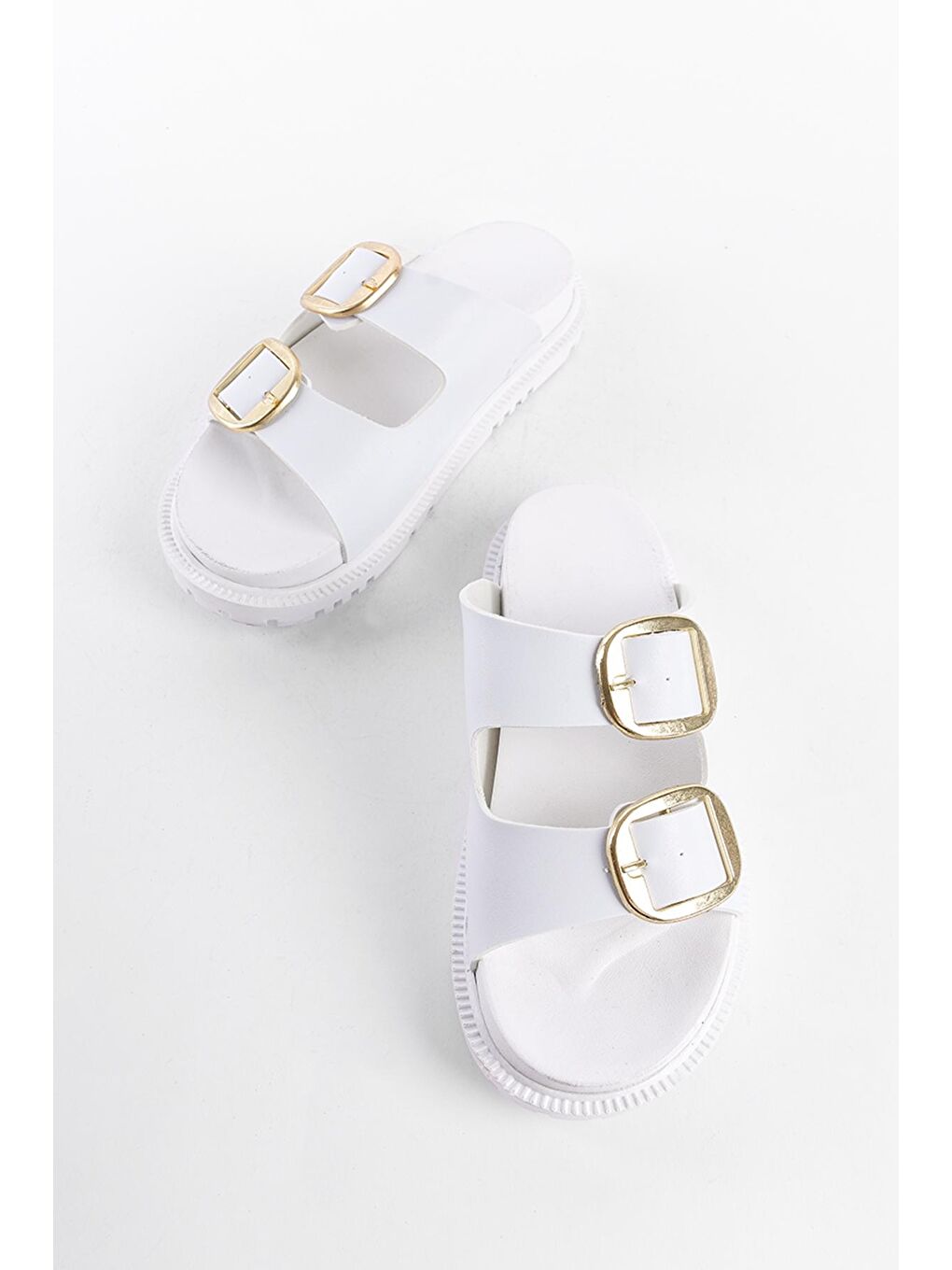 Beyaz Yuvarlak Burunlu Tokalı Kadın Terlik-3