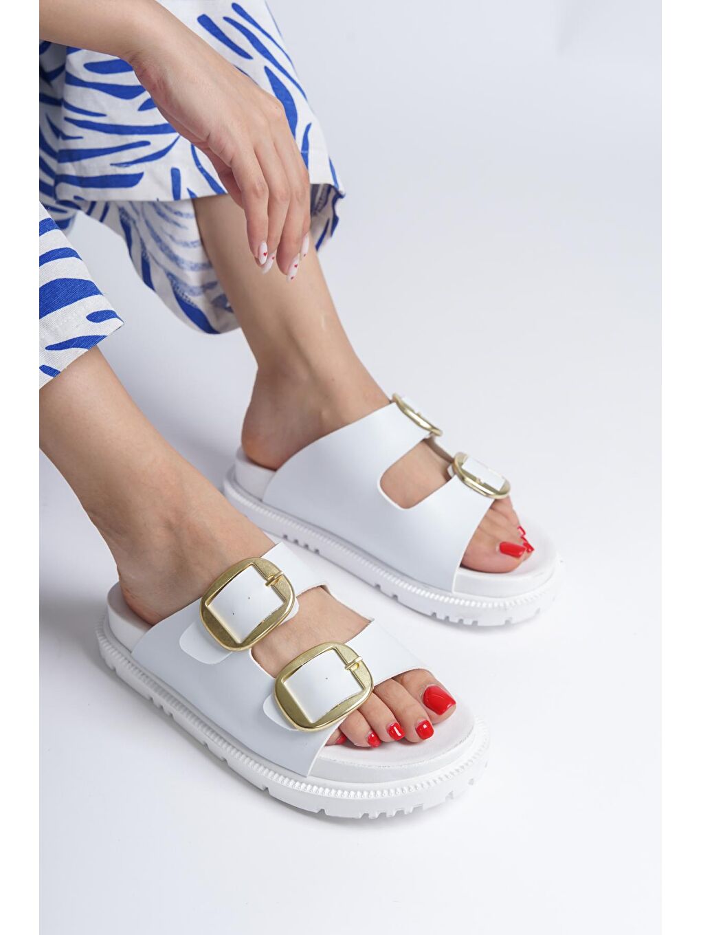 Beyaz Yuvarlak Burunlu Tokalı Kadın Terlik-4