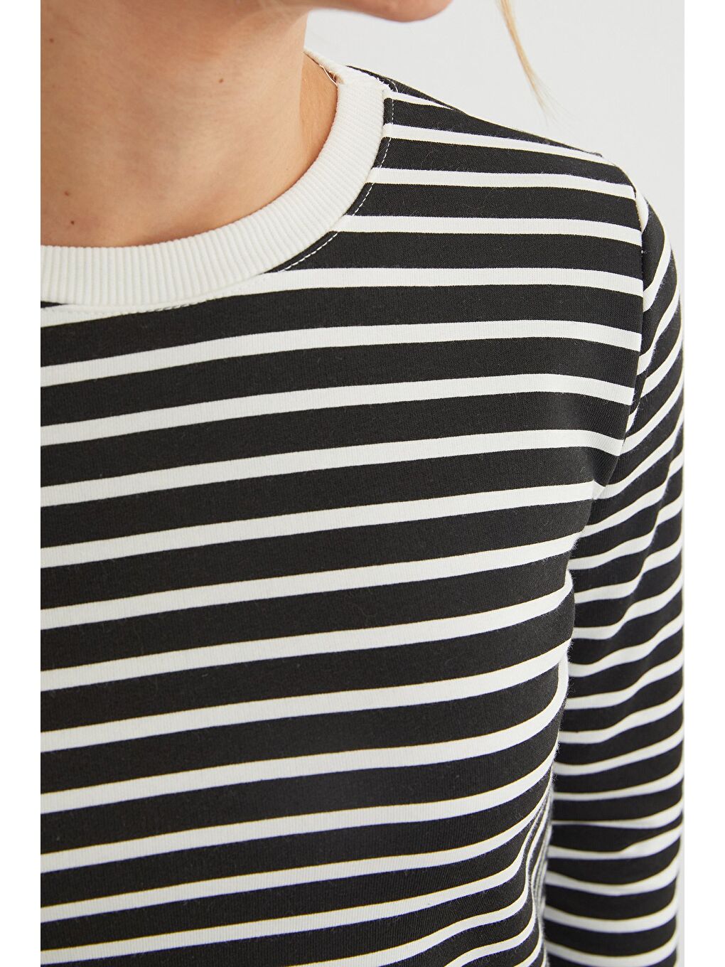 Siyah 3 İplik Şardonsuz Çizgili Bisiklet Yaka Sweatshirt-1