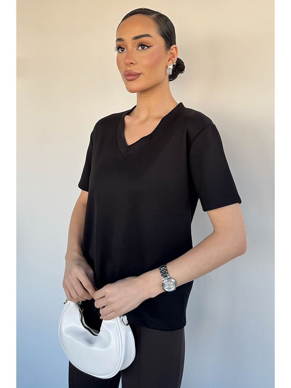 Siyah Kadın V Yaka Basic Tişört-1