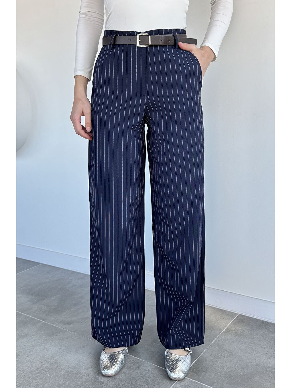Lacivert Kadın Kemerli Çizgili Bol Paça Pantolon-3