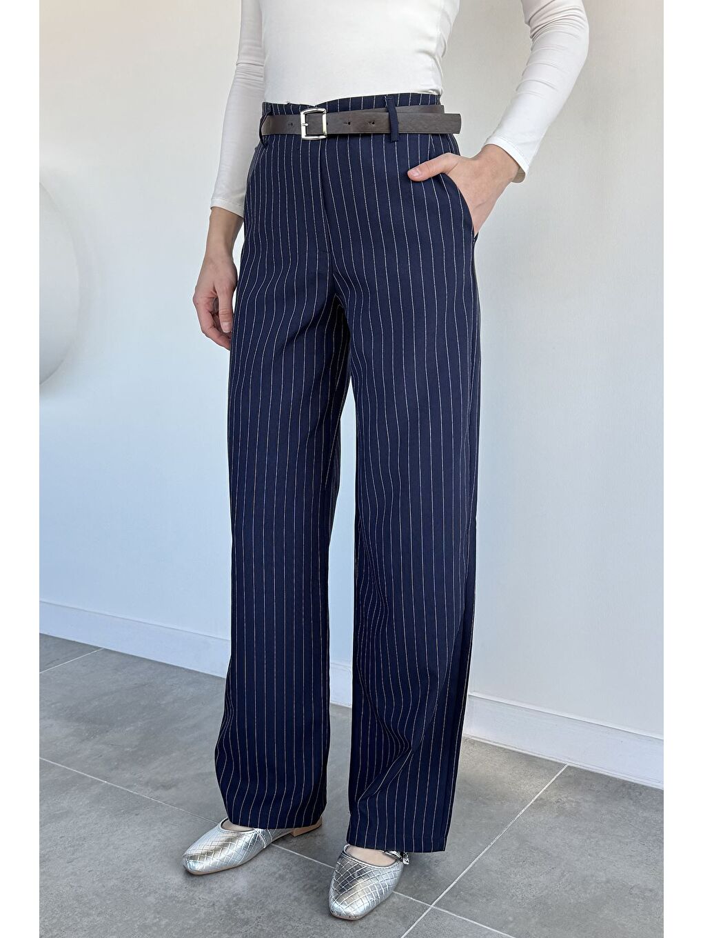 Lacivert Kadın Kemerli Çizgili Bol Paça Pantolon-4