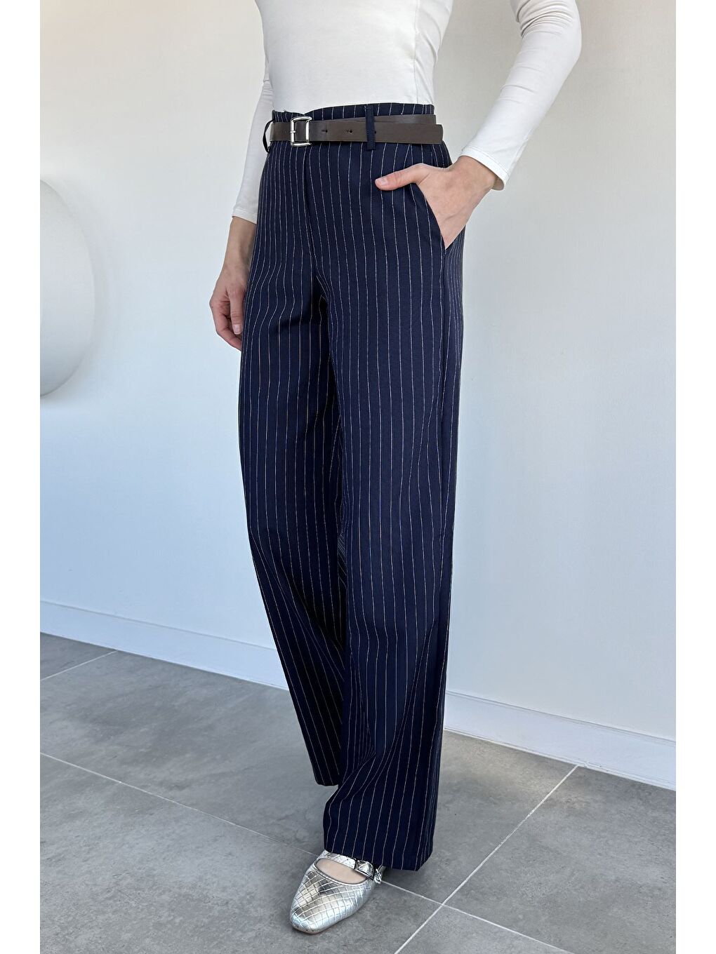 Lacivert Kadın Kemerli Çizgili Bol Paça Pantolon-5