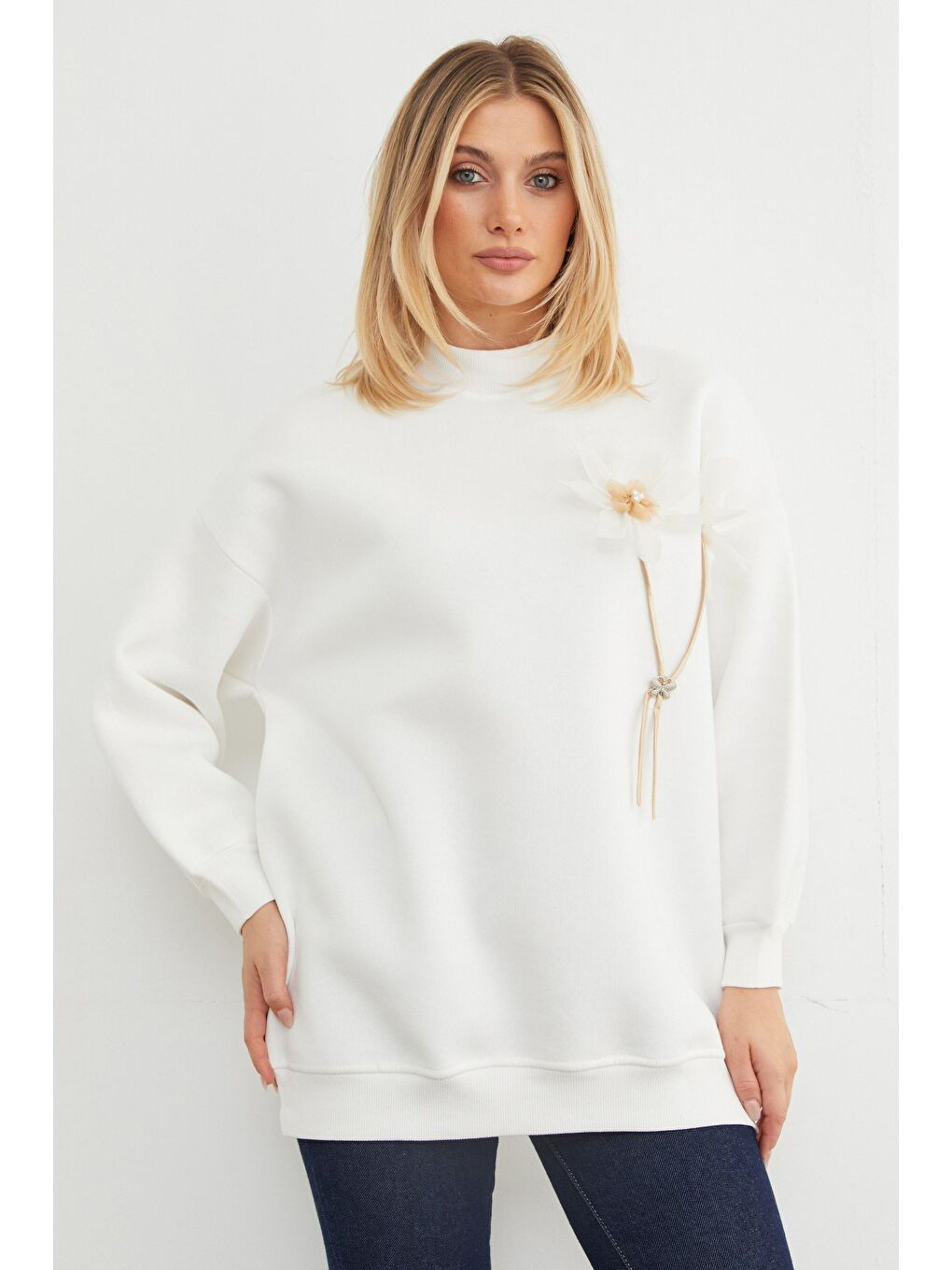 Beyaz 3 İplik Çiçek Aksesuarlı Oversize Tunik