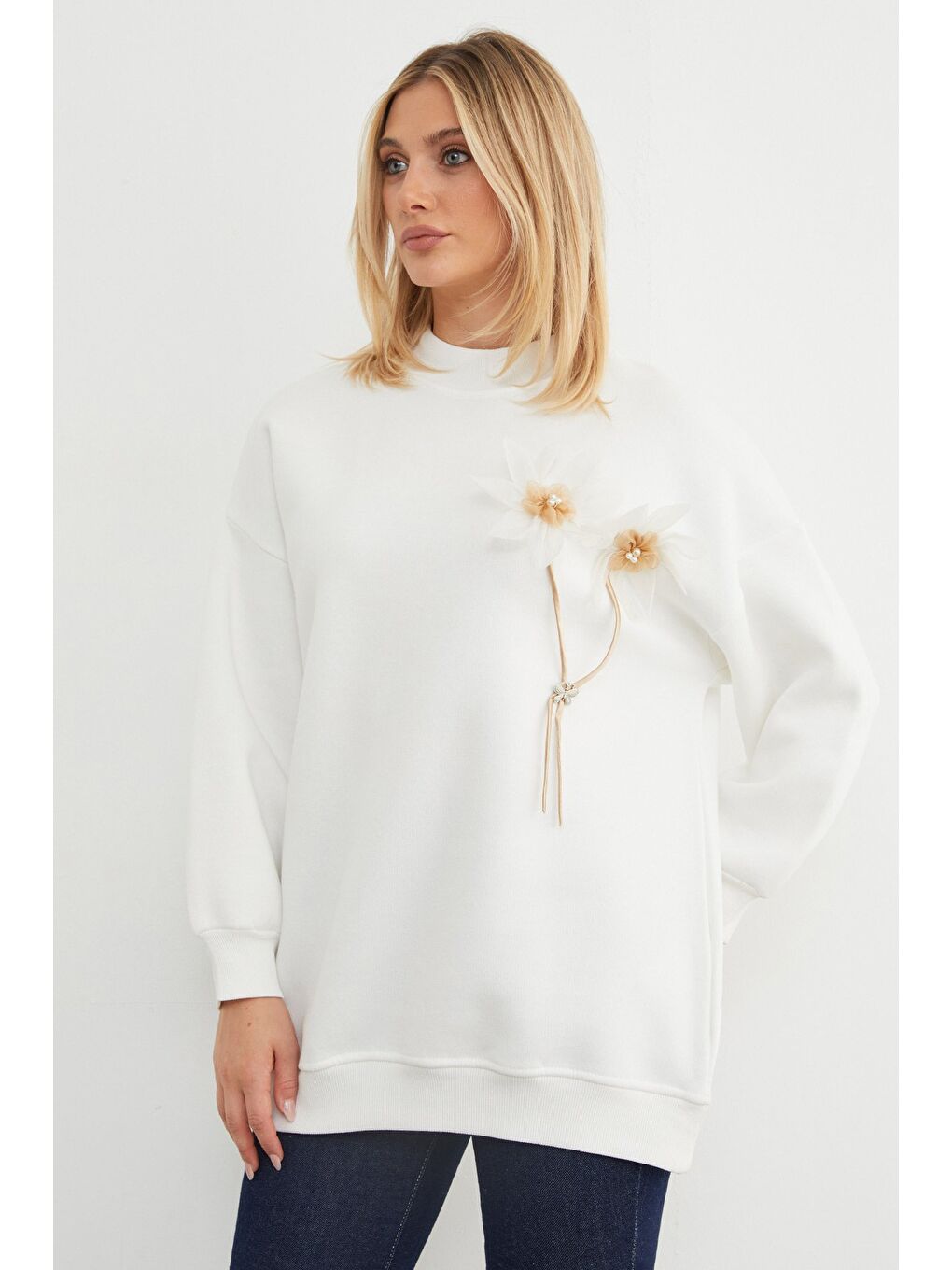 Beyaz 3 İplik Çiçek Aksesuarlı Oversize Tunik-1