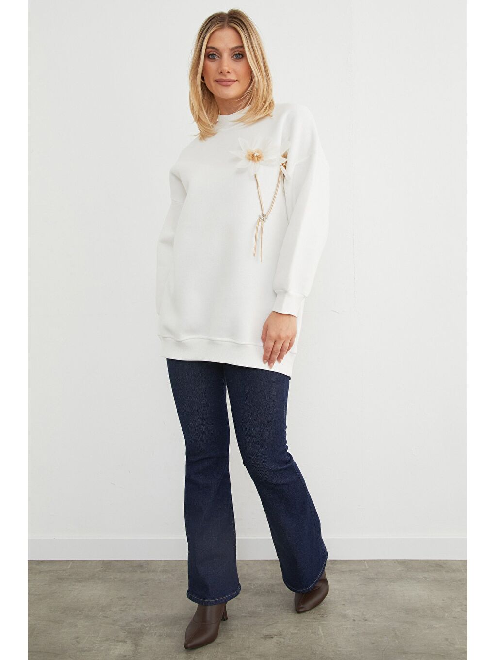 Beyaz 3 İplik Çiçek Aksesuarlı Oversize Tunik-2