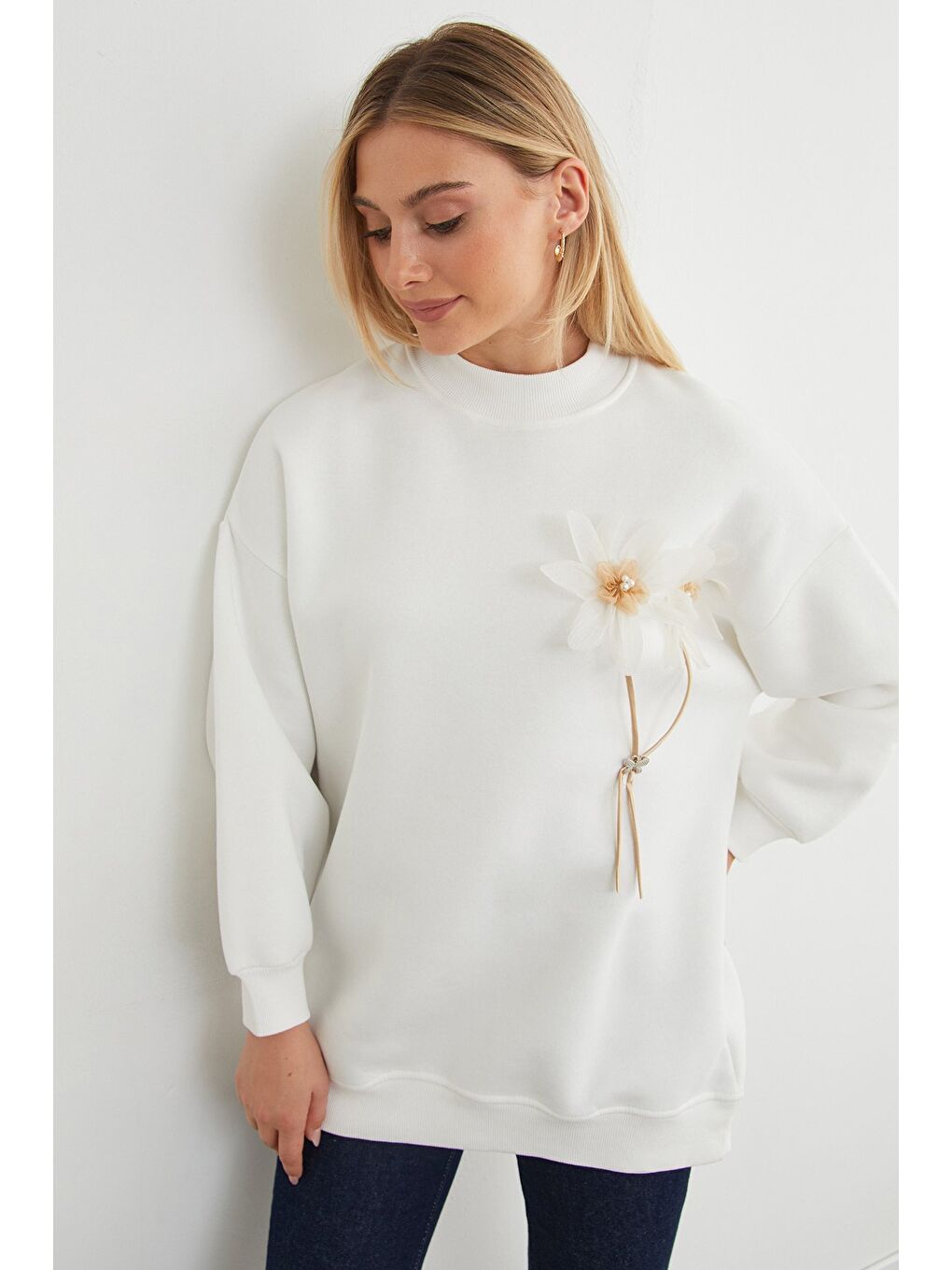 Beyaz 3 İplik Çiçek Aksesuarlı Oversize Tunik-4
