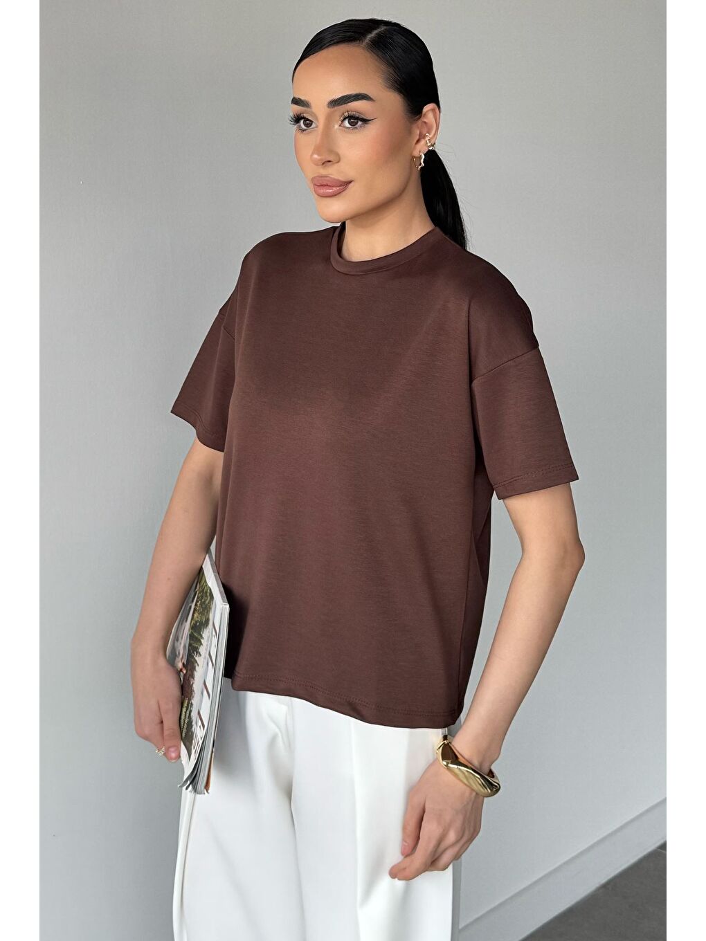 Kahverengi Bisiklet Yaka Kadın Tişört-1