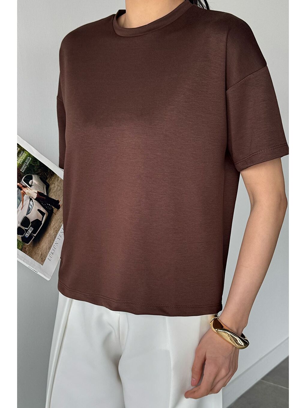 Kahverengi Bisiklet Yaka Kadın Tişört-2