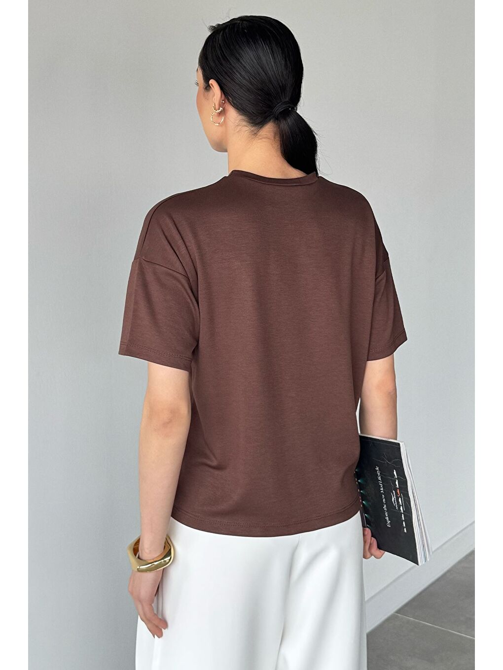 Kahverengi Bisiklet Yaka Kadın Tişört-3