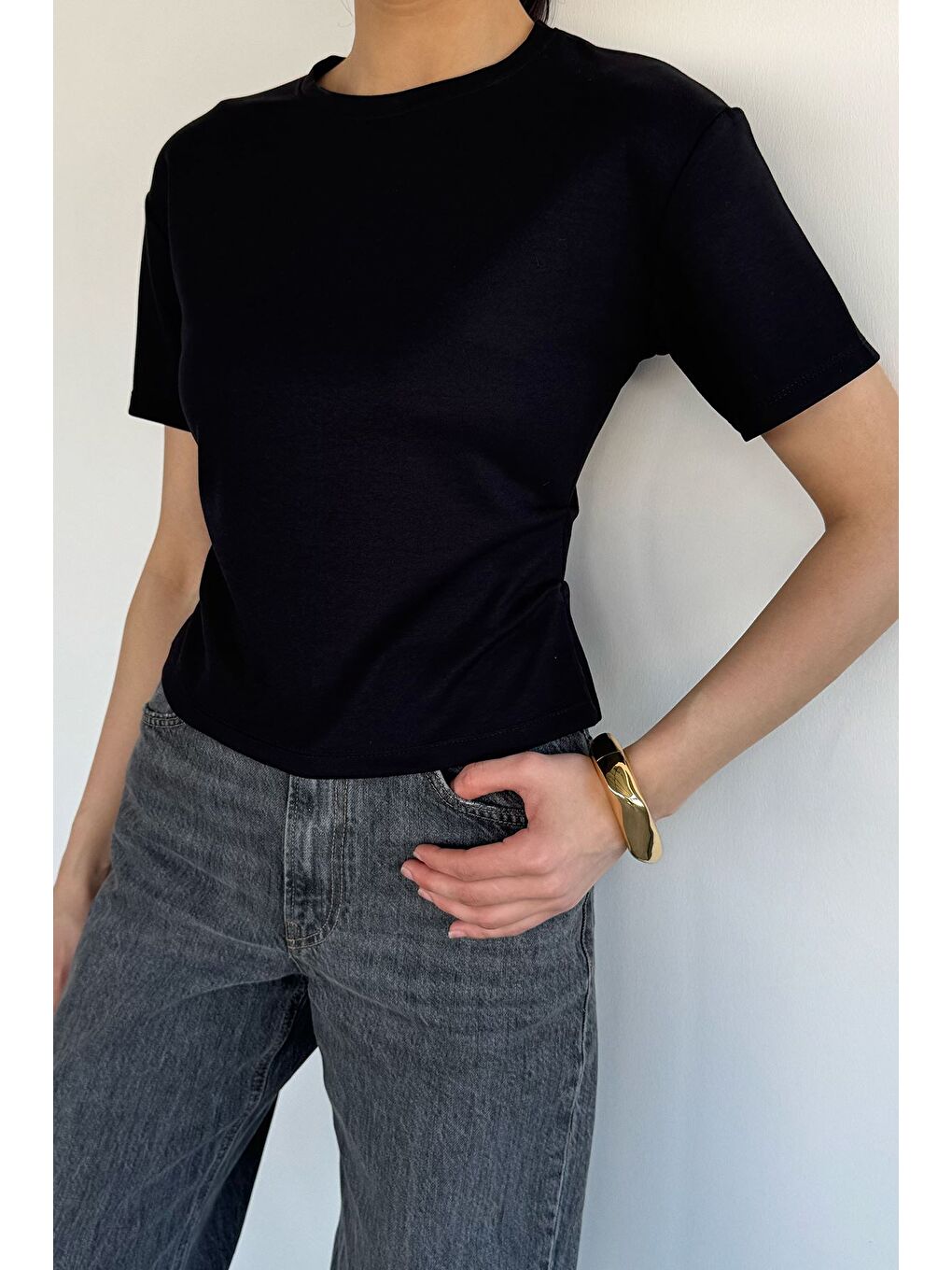 Siyah Kadın Bisiklet Yaka Yan Büzgü Detaylı Tişört-1