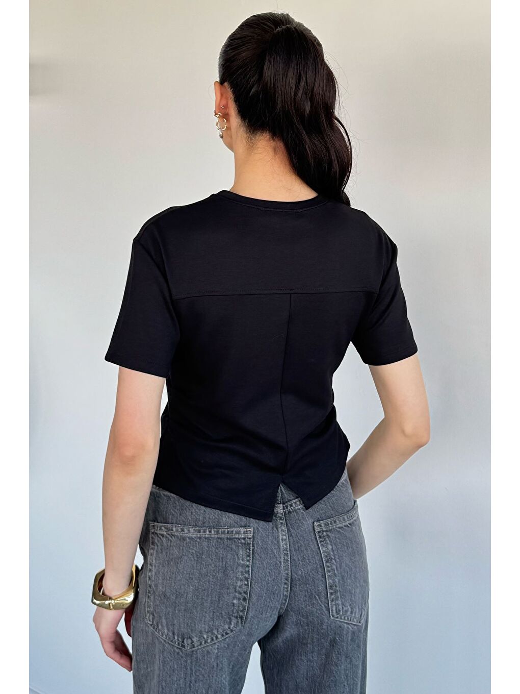 Siyah Kadın Bisiklet Yaka Yan Büzgü Detaylı Tişört-3