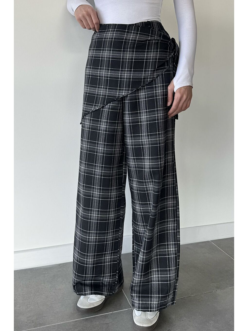 Siyah Kadın Bel Lastikli Ekose Desenli Fularlı Pantolon