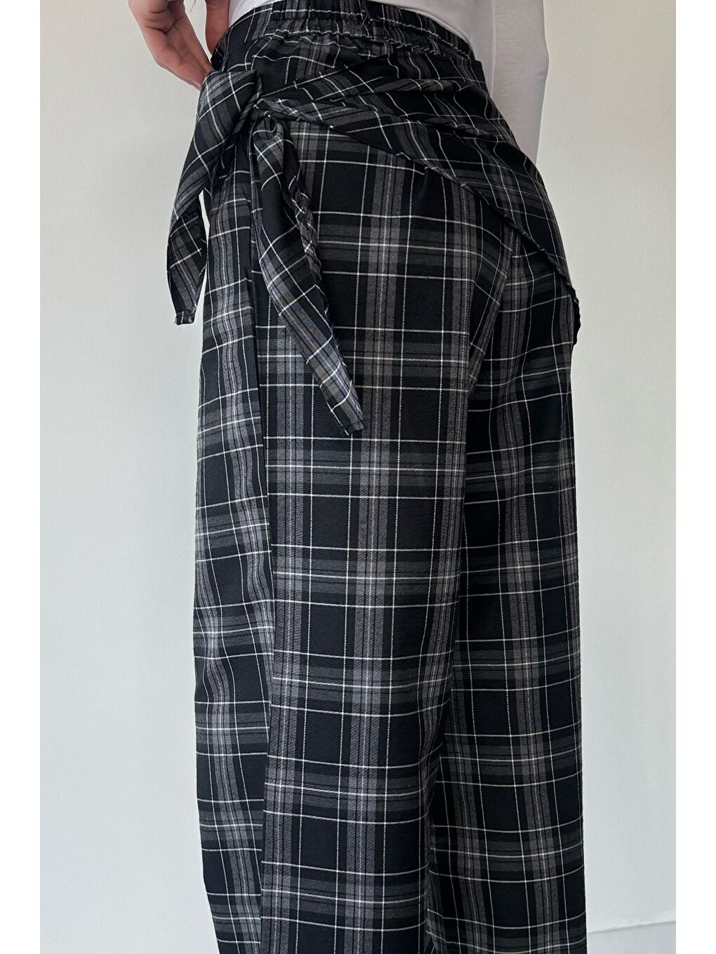 Siyah Kadın Bel Lastikli Ekose Desenli Fularlı Pantolon-2