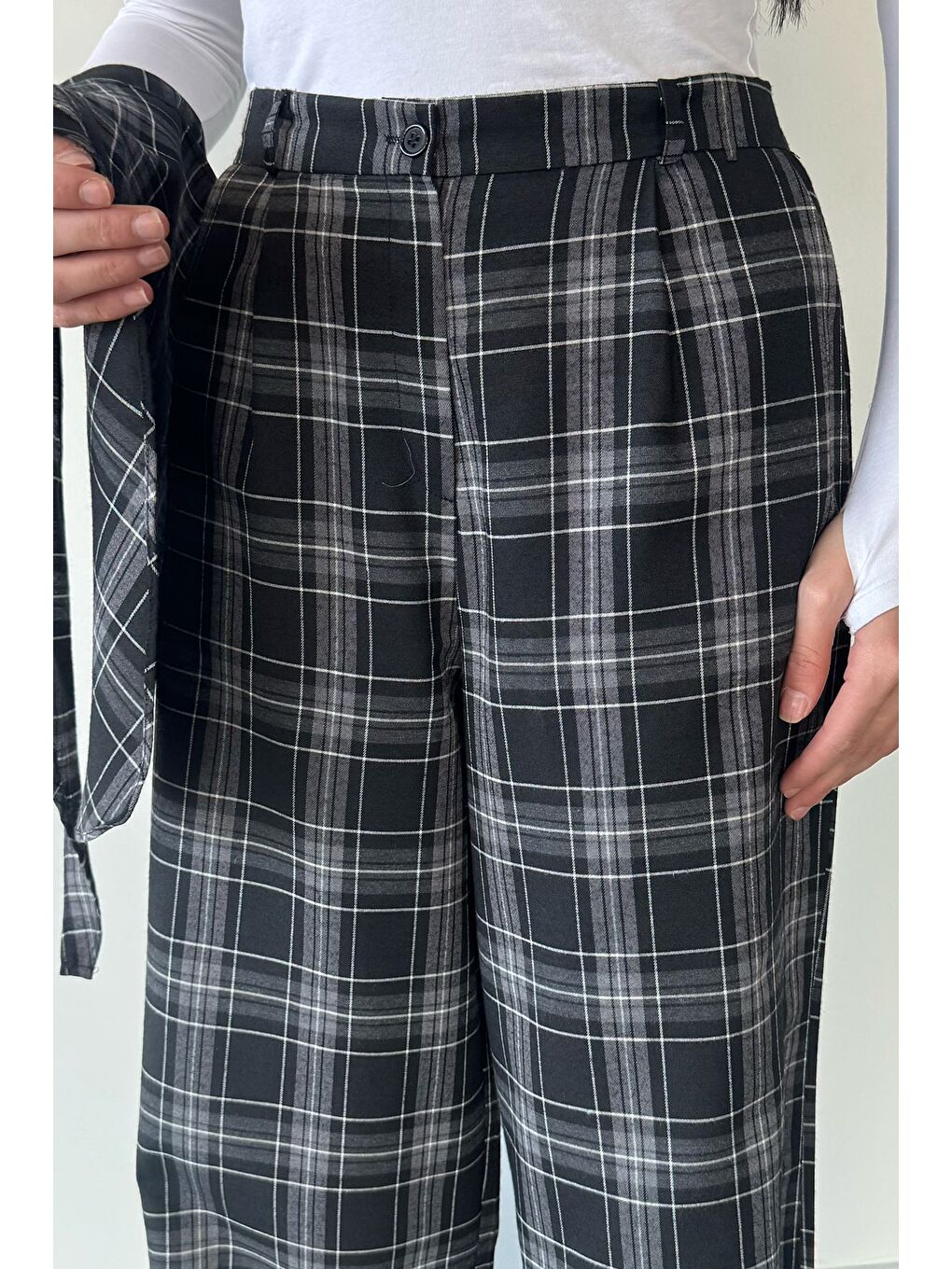Siyah Kadın Bel Lastikli Ekose Desenli Fularlı Pantolon-3