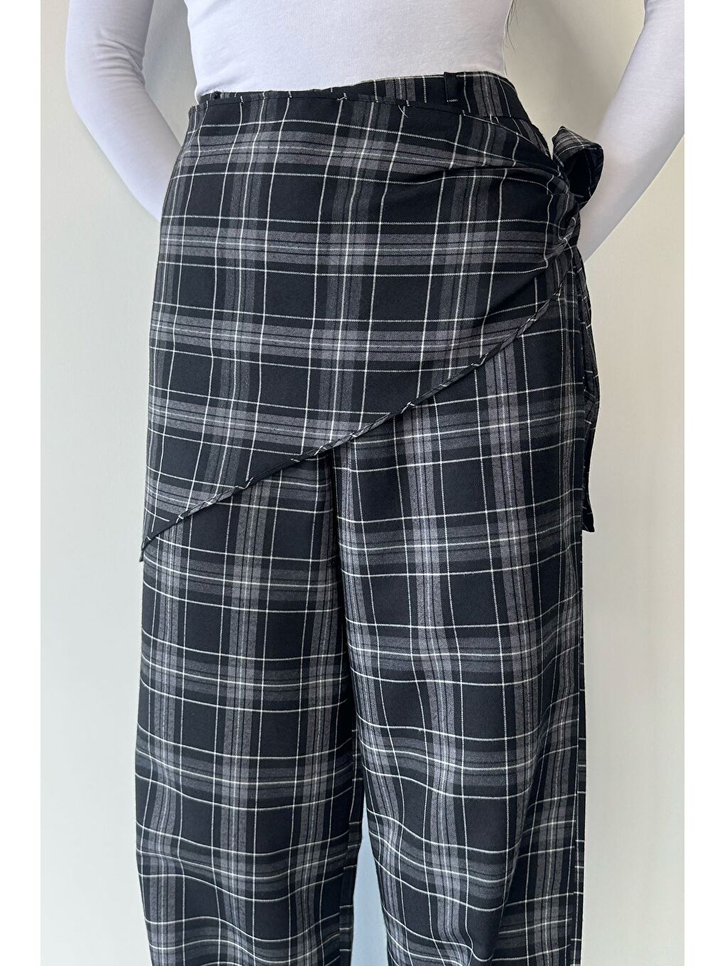 Siyah Kadın Bel Lastikli Ekose Desenli Fularlı Pantolon-4