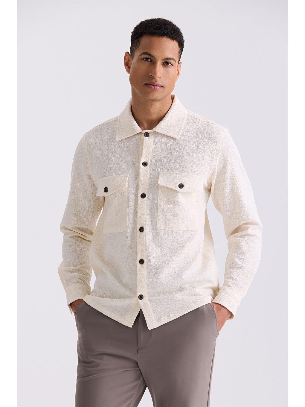 Ekru Krem Slim Fit Düğmeli Yaka Cepli Spor Gömlek