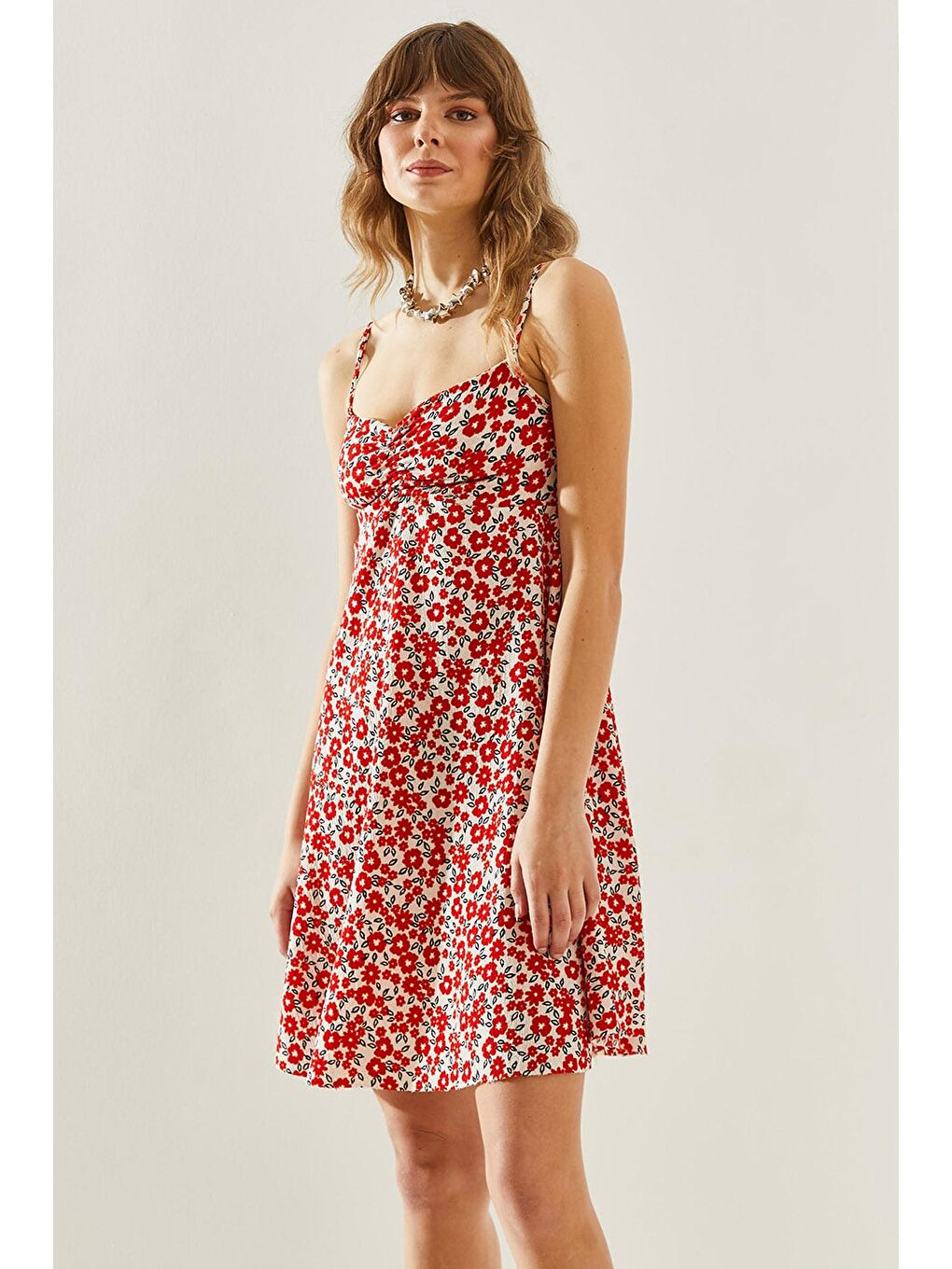 Kırmızı Kadın Büzgü Detaylı Askılı Çiçek Desenli Mini Elbise-1