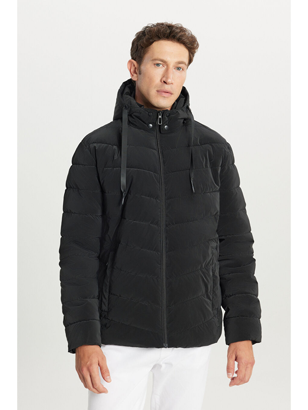 Erkek Siyah Standart Fit Normal Kesim Dik Yaka Kapüşonlu Yan Cepli Şişme Mont-2