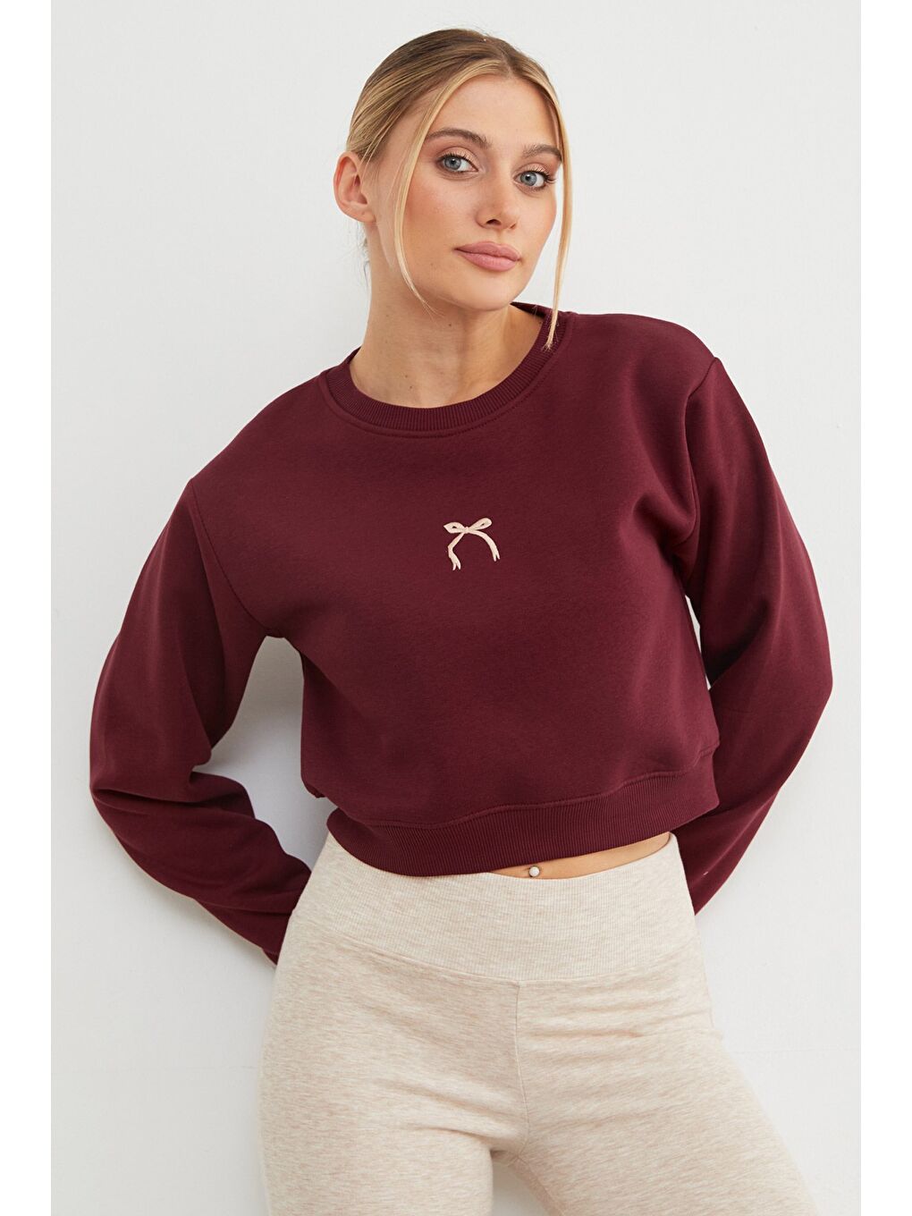 Bordo 3 İplik Fiyonk Nakışlı Crop Sweatshirt