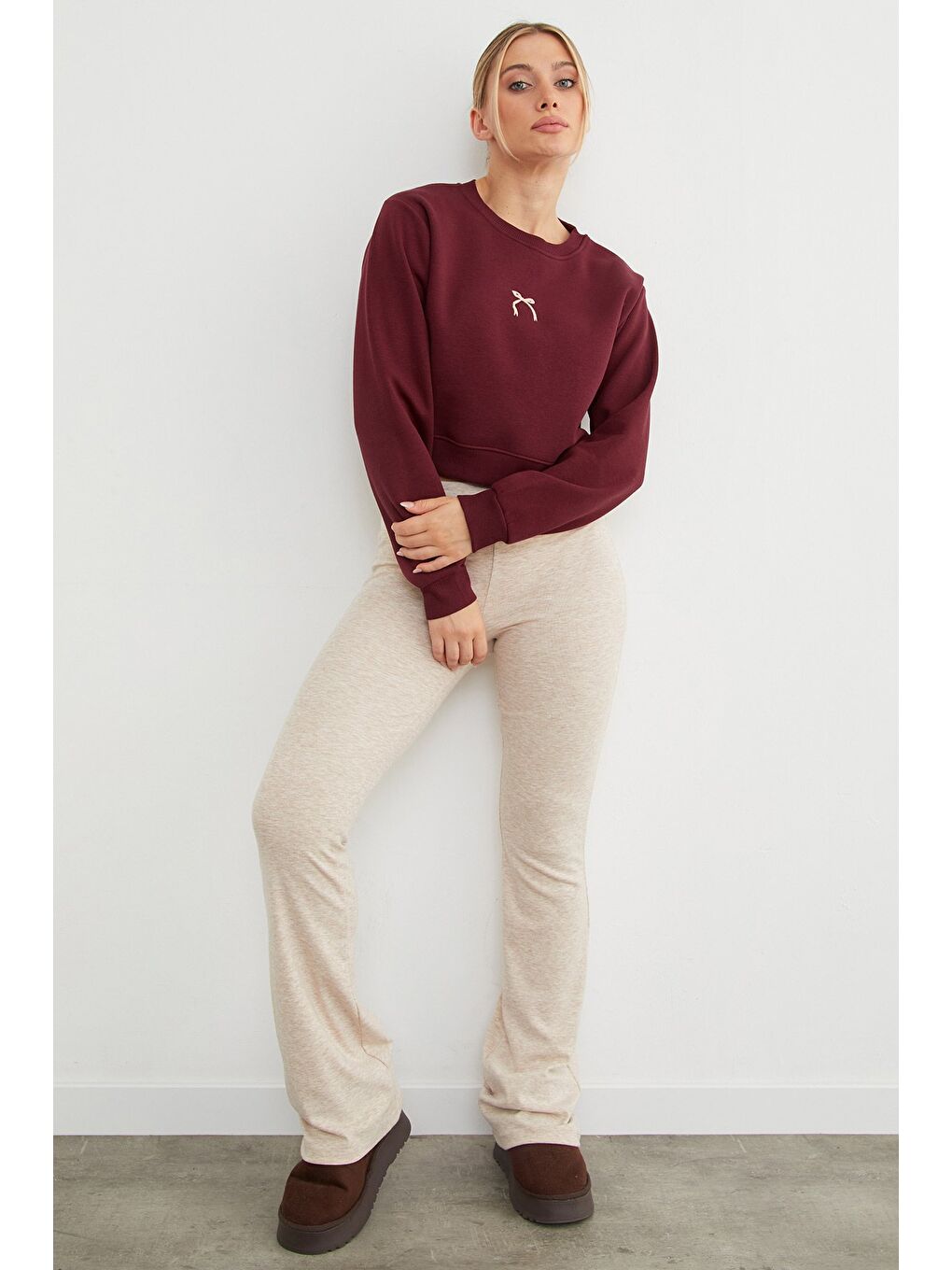 Bordo 3 İplik Fiyonk Nakışlı Crop Sweatshirt-1