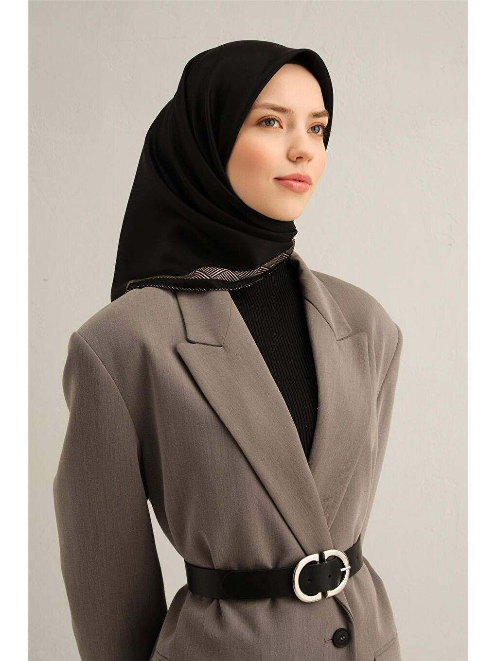 Siyah Klasik Desenli Saf İpek Twill Eşarp 9357 85-2